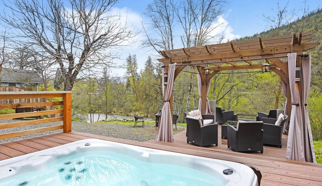 The Sleepy Canoe - A Cozy River front house near everything in Southern Oregon