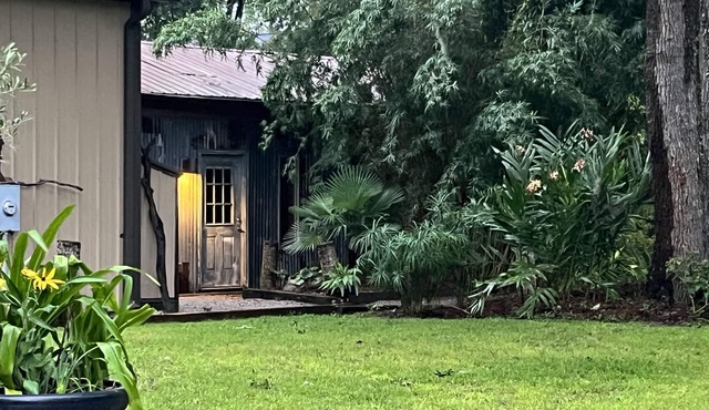 The Sleepy Shack - Private, Cozy Cottage for your next getaway!