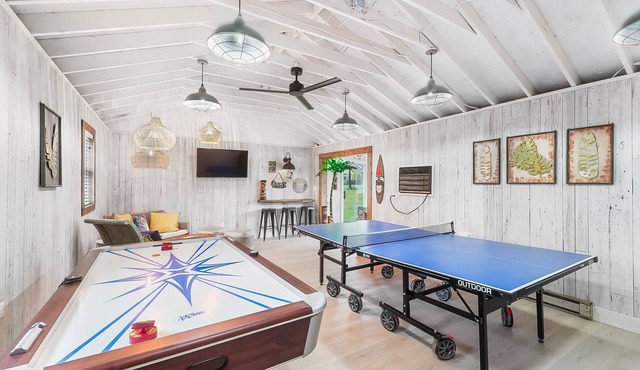 The Sleepy Tiki - Game room, Tiki lounge, Fire pit, Fenced yard – Pet friendly!