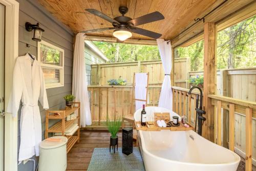 The Small Modern Villa Outdoor Tub-Unit B