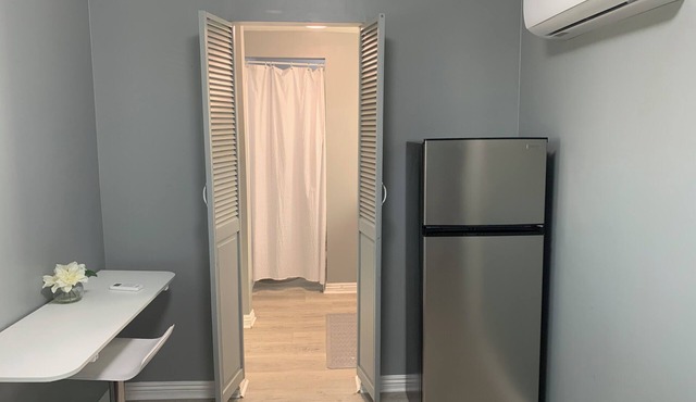 The Small Sandalwood -"Sandalito"· Private Suite, curated for comfort & privacy.