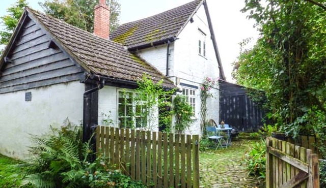 THE SMITHY, pet friendly, character holiday cottage in Yarpole