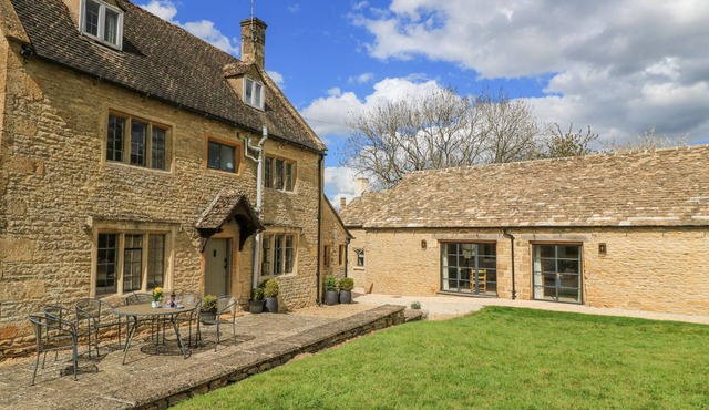 THE SMITHY, pet friendly, character holiday cottage in Broadwell