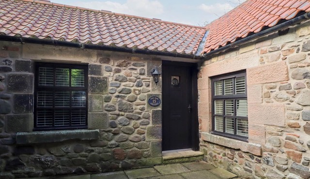THE SMITHY, romantic, character holiday cottage, with pool in Wooler