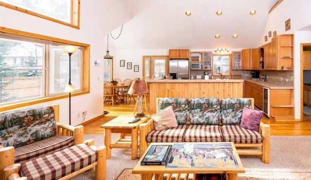 The Smitty Place- family friendly and plenty of parking!