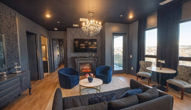 The Smokeshow on Music Row with Parking/Patio/Pool, Minutes to Broadway!