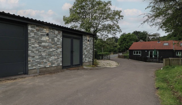 THE SNUG, pet friendly, with a garden in Caerwent