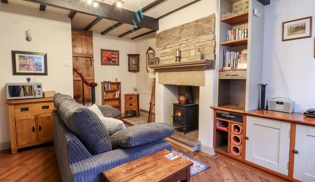 THE SNUG, pet friendly, character holiday cottage in Haworth