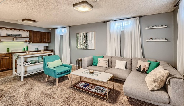 The Snug | Pool Table & Queen Bed | Great Location