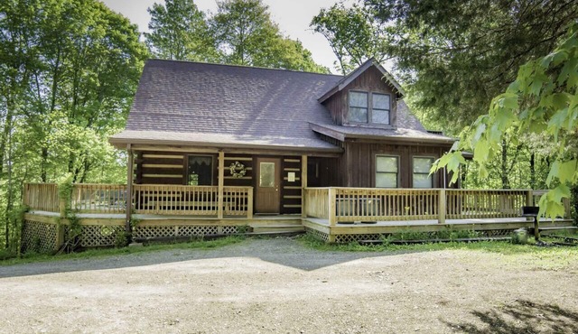 The Snuggled Inn; Spacious, Secluded, Hot tub!