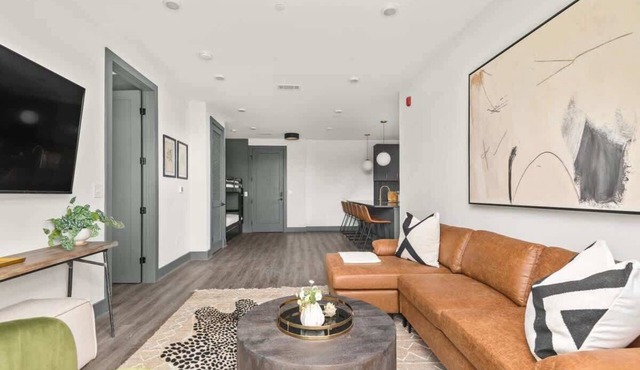 The Sobro Suite - 6 Beds + 6 blocks to Broadway!