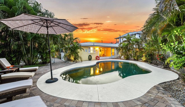 The Solaster | Pet Friendly Home on Siesta Key w/2 Heated Pools, Walk to Beach & South Village!