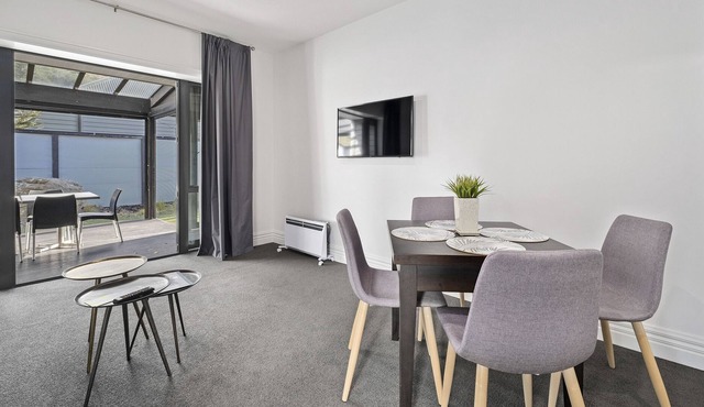 THE SOMBRE DUCK AT BENBRAE - CARDRONA HOLIDAY APARTMENT in Glendhu Bay