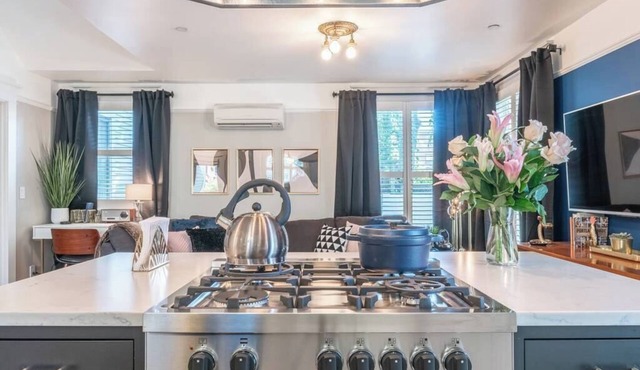 The Sonya: Luxury Flat- Just Steps from NW 23rd!