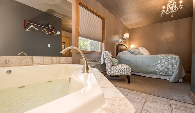 The Sophia Gallatin | Jacuzzi Tub Historic Inn Room