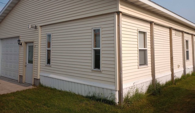 The South Range Cabin: Next to snowmobile trail!