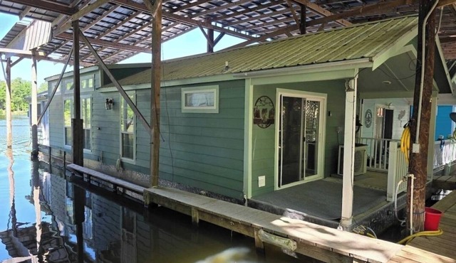 The Southern Belle Houseboat (Located on Beautiful Lake Seminole)