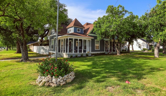 The Southern Breeze Bungalow- a great spot in serene Goldthwaite with AC, WiFi