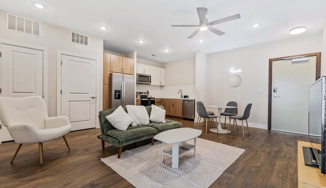 The Southern Serenade Suite: 1-Bedroom 1-Bath with Pool! 1 mile from Broadway