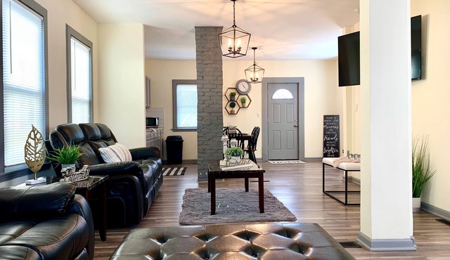 The Southside Villa - With Private Yard & Parking, Near Falls & Casino by Niagara Hospitality