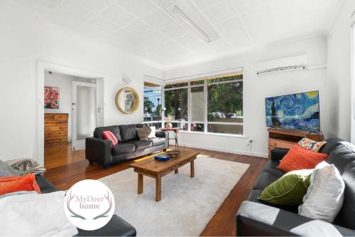 The Spacious & Elegant Vacation Haven - Glenside