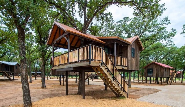 The Sparrow Treehouse 15 MIN to Magnolia & Baylor