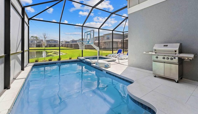 The Spectacular | Fab villa w/PVT pool, spacious LR/DR - minutes to Universal