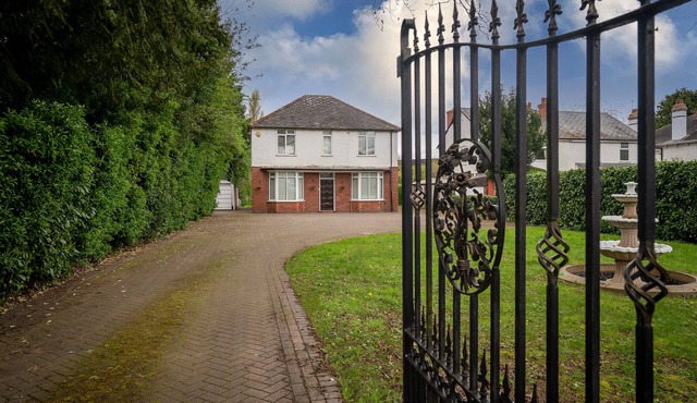 The Spetchley- 5 Bedroom, 10 Guests , Private Parking