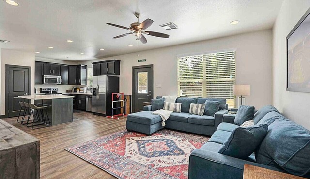 The Spirit: 4 BR/4.5 BA Charming Home, Private Yard