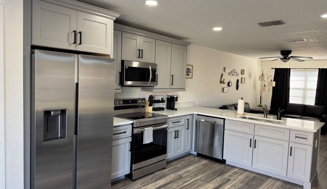 The Spring Hill Stay- Modern 2 bed 1 bath duplex apartment