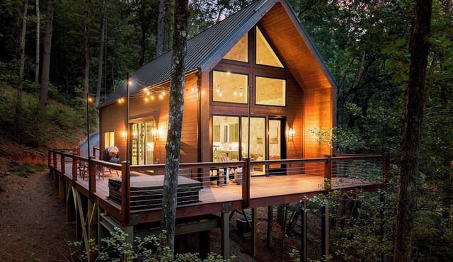 The Springer Cabin at Pine Valley Cabins - Luxury Mountain Cabin- Mountain Views - Pickleball - Hot Tub - King Beds < 30 Minutes to Helen