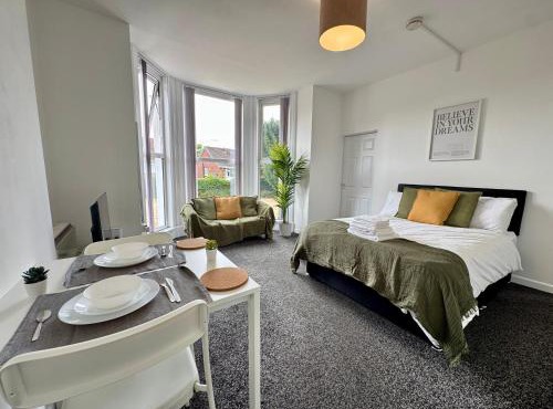THE SPRINGFIELD SUITE - ONE BEDROOM APARTMENT - KIDDERMINSTER CENTRAL - SLEEPS 3 GUESTS - PARKING INCLUDED - WEST MIDLANDS SAFARI PARK LOCATIOn