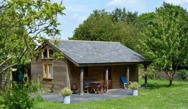 THE SPRINGS, luxury holiday cottage, with pool in Ryde