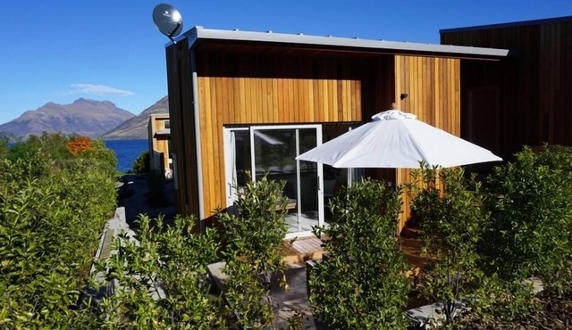 The Spruce Hus - Studio by the lake.