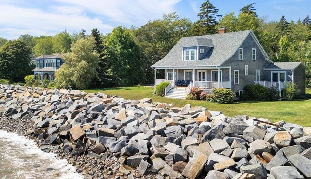 The Spruces, Crescent Beach waterfront 5-bedroom