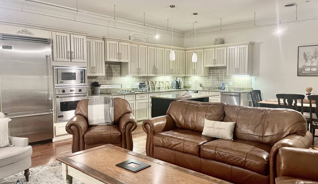 The Square at your doorstep/mile to the Grove! Luxury condo!