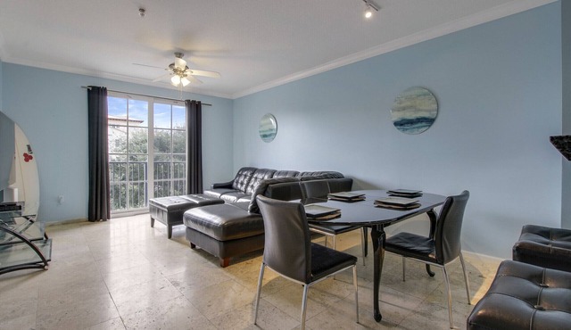 “The Square” Condo 5 minute drive to Palm Beach