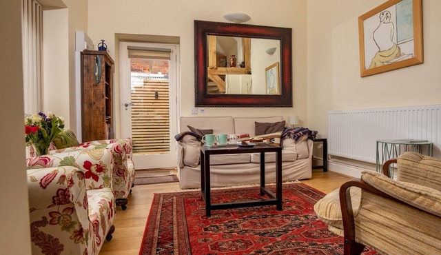 The Square Cosy Cottage on the Town Square with Optional Hot Tub - Pass the Keys