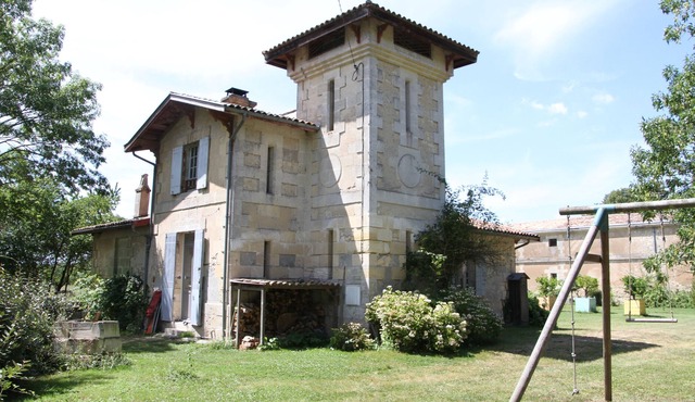 The square tower by the river between Bordeaux and Margaux
