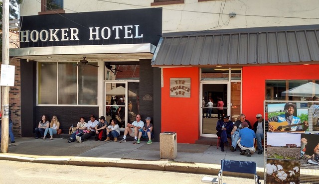 The Squeeze Box : Rated #1 in 5 Stars ★ ★ ★ ★ by our guests