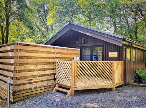 The Squirrel Lodge - Hot Tub - Pet Friendly - Pembrokeshire-Tenby