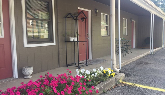 The Squirrels Nest in the quaint village of Aurora