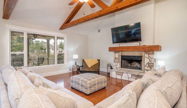 The St. Thomas On Lake Hamilton - Sleeps 10, Lakefront!