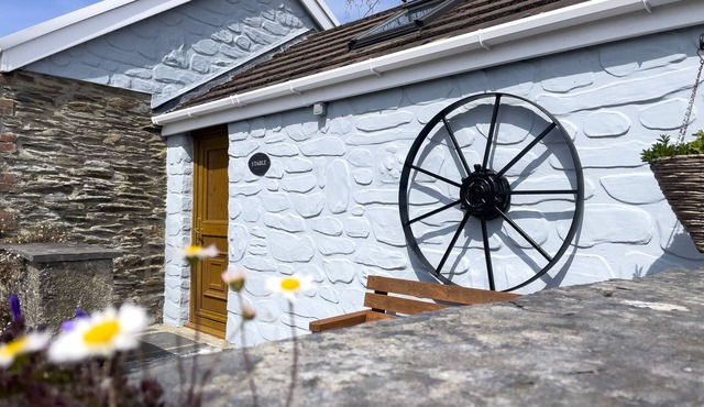 THE STABLE @ CANLLEFAES, pet friendly, with pool in Cardigan