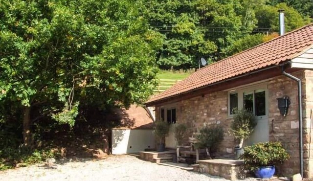 THE STABLE, character holiday cottage, with hot tub in Deepdean