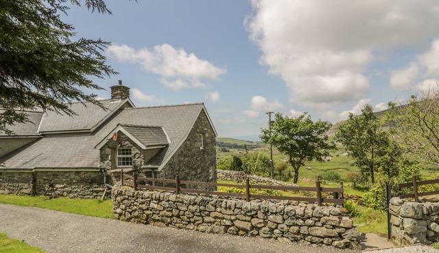 THE STABLE COTTAGE, pet friendly, country holiday cottage in Llanbedr