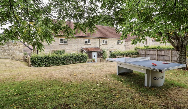 THE STABLE HOUSE, pet friendly, with hot tub in Sherborne