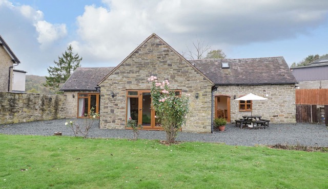THE STABLE, pet friendly, character holiday cottage in Craven Arms