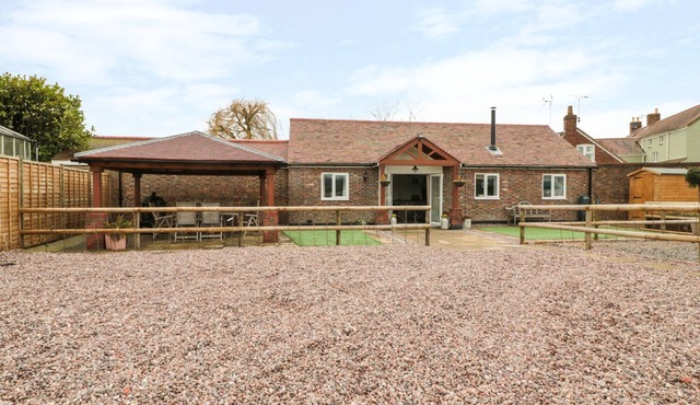 THE STABLE, pet friendly, with open fire in Berkeley