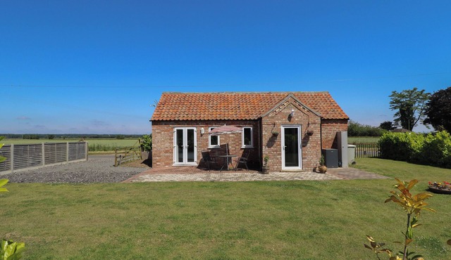 THE STABLE, pet friendly, with a garden in Mereham Le Fen